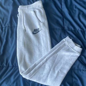 WHITE NIKE SWEATPANTS